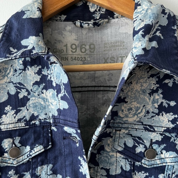 Floral GAP jean jacket - Picture 2 of 4